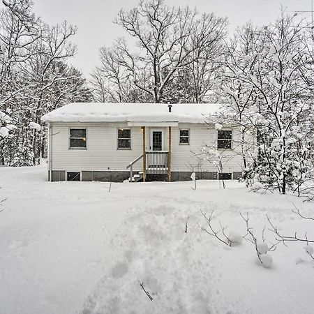 Wooded Twin Lakes Retreat 13 Mi To Lake Michigan! Buitenkant foto
