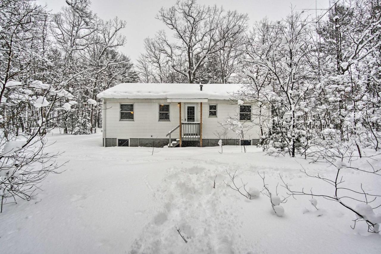 Wooded Twin Lakes Retreat 13 Mi To Lake Michigan! Buitenkant foto