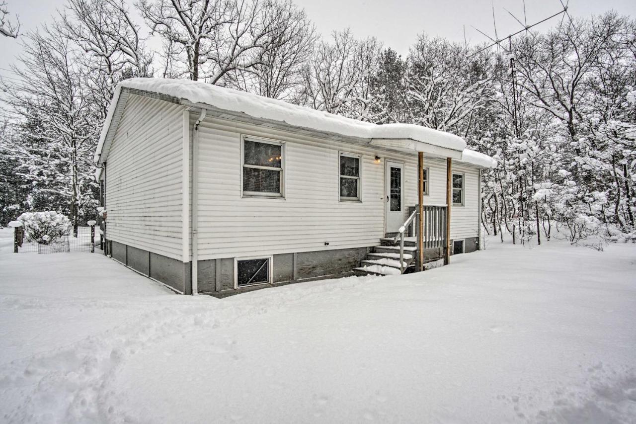 Wooded Twin Lakes Retreat 13 Mi To Lake Michigan! Buitenkant foto