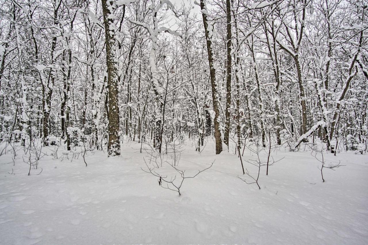 Wooded Twin Lakes Retreat 13 Mi To Lake Michigan! Buitenkant foto