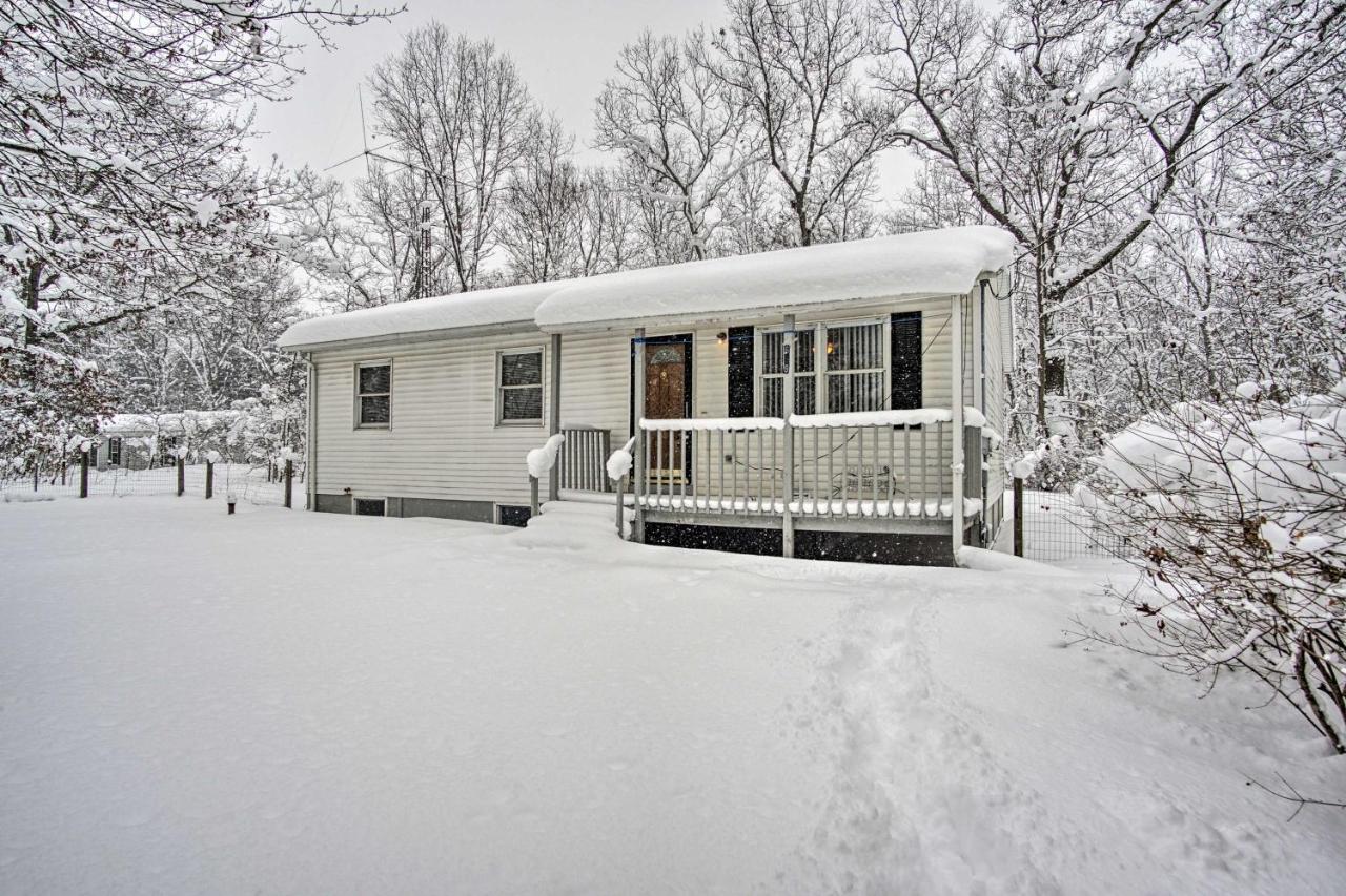 Wooded Twin Lakes Retreat 13 Mi To Lake Michigan! Buitenkant foto