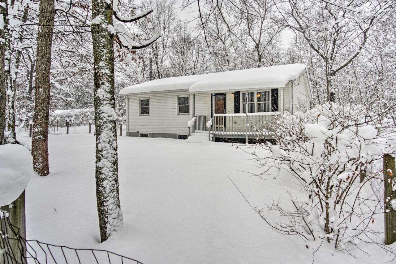 Wooded Twin Lakes Retreat 13 Mi To Lake Michigan! Buitenkant foto